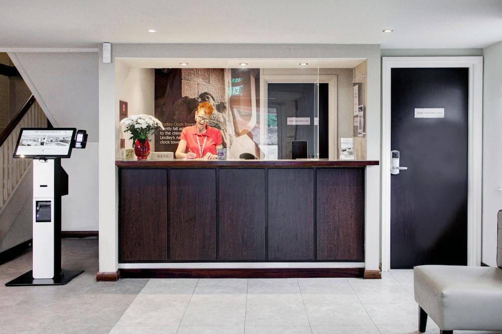 Premier Inn Huddersfield West Exteriör bild