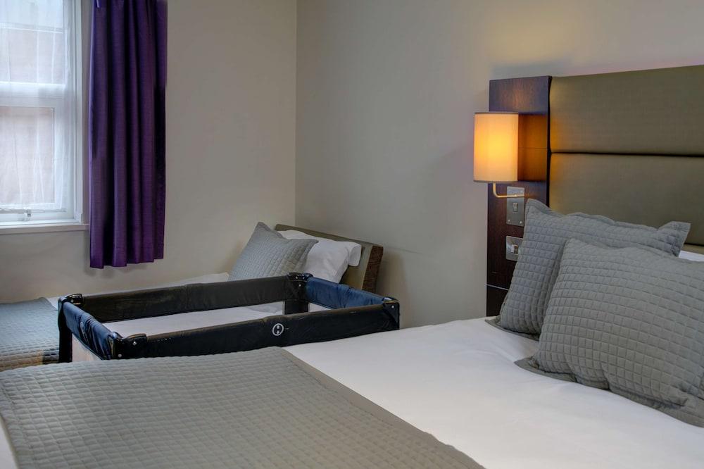 Premier Inn Huddersfield West Exteriör bild