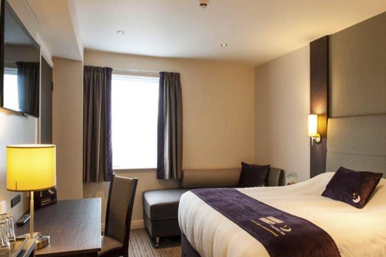 Premier Inn Huddersfield West Exteriör bild